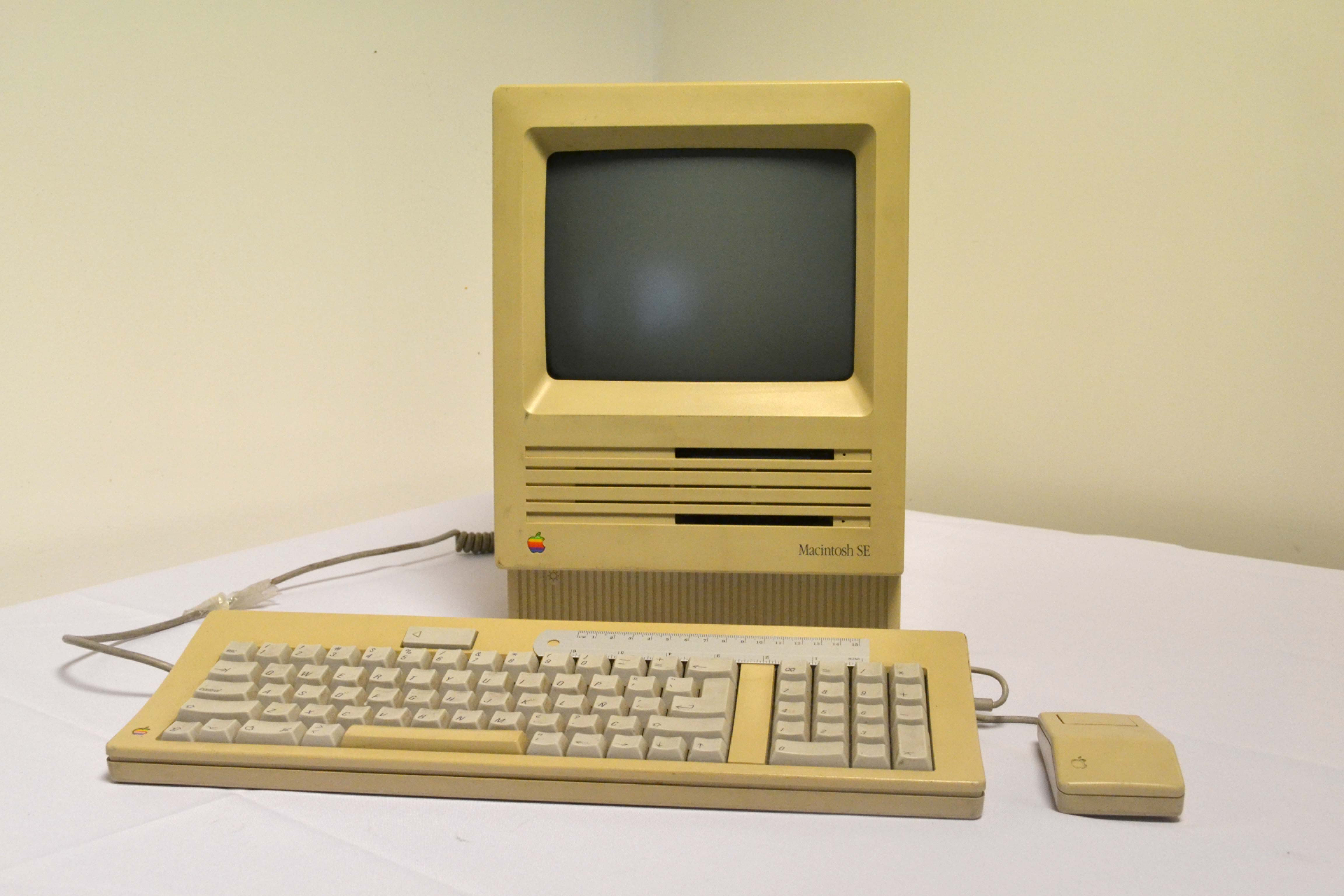 Macintosh SE con teclado y mouse