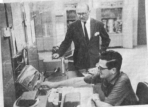 Manuel Sadosky junto a la computadora Clementina.