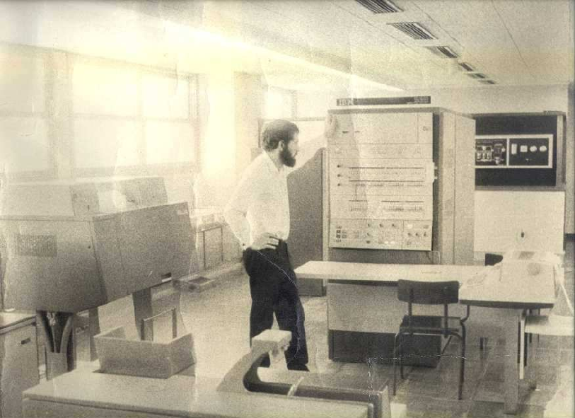 Gastón Gonnet en 1969 junto a la primera computadora de la Udelar.