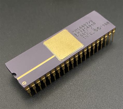 Co-procesador 8087 de Intel, en cuyo diseño trabajaba el matemático William Kahan, representante de Intel en el Comité de expertos.